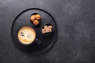 Taş zeminde bir fincan kahve, esmer şeker ve bisküvi. Üst Manzara. Uzayı kopyala - Resim