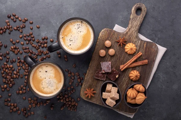 Kaffeetassen Kaffeebohnen Verschiedene Süßigkeiten Und Gewürze Auf Steingrund Ansicht Von — Stockfoto