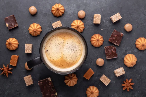 Kaffeetassen Und Verschiedene Süßigkeiten Auf Steingrund Ansicht Von Oben Kopierraum — Stockfoto