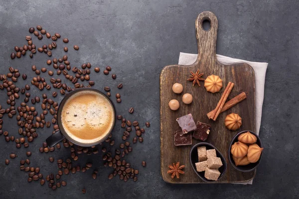 Kaffeetasse Kaffeebohnen Verschiedene Süßigkeiten Und Gewürze Auf Steingrund Ansicht Von — Stockfoto