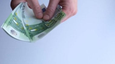 Avro banknotlarını sayan bir adam. Finans ve iş konsepti. Seçici odaklanma. Yakın plan. 4K görüntü