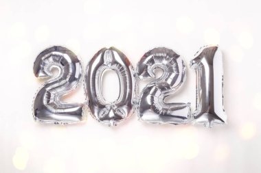 Beyaz arka planda 2021 numaralı gümüş balonlar. Yeni yıl kutlaması. Mutlu yıllar 2021 kavramları. Bokeh etkisi - Resim