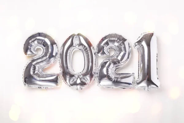 Zilveren Ballonnen Vorm Van Cijfers 2021 Witte Achtergrond Nieuwjaarsviering Gelukkig — Stockfoto