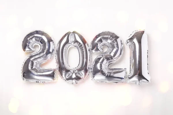 在白色背景上以数字2021的形式出现的银球 新年庆祝活动 2021年新年快乐 Bokeh效应 — 图库照片