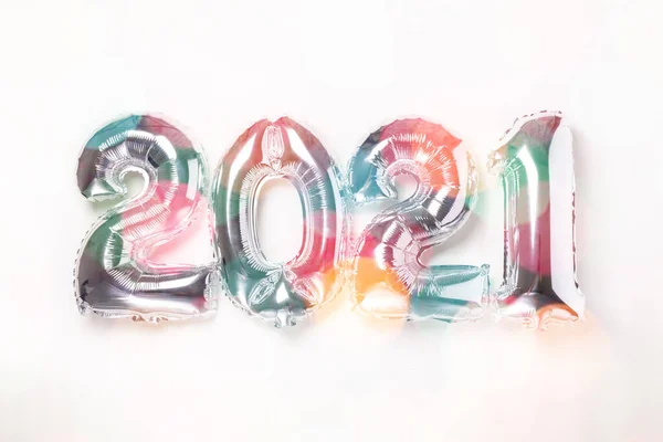 在白色背景上以数字2021的形式出现的银球 新年庆祝活动 2021年新年快乐 Bokeh效应 — 图库照片