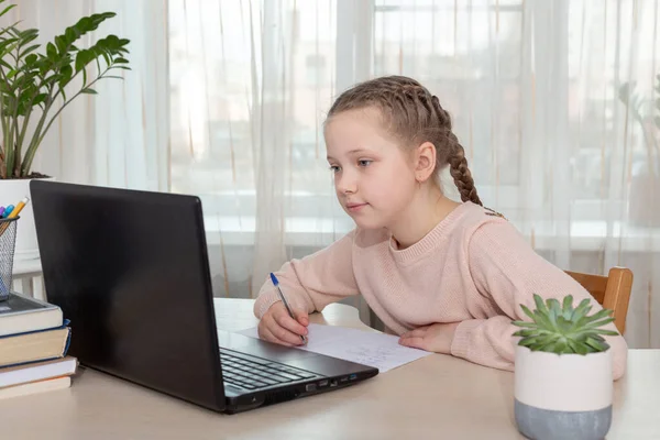 Шкільна Дівчина Сидить Столом Використовує Ноутбук Вдома Освіта Назад Школи — стокове фото