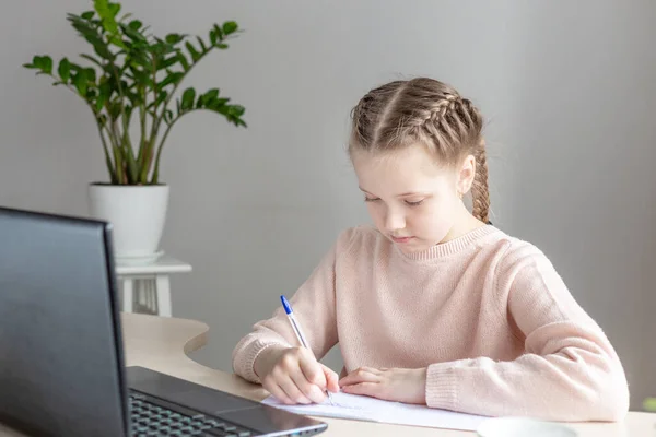 Une Écolière Assise Bureau Faisant Ses Devoirs Éducation Retour École — Photo