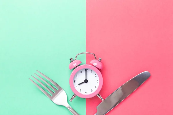Розовый Будильник Вилка Нож Бумажном Фоне Периодическая Концепция Голодания Image — стоковое фото
