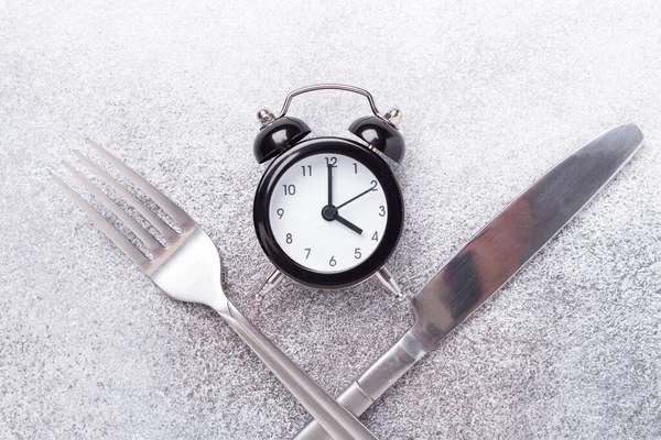 Schwarzer Wecker Gabel Messer Auf Dunklem Hintergrund Intermittierendes Fastenkonzept Image — Stockfoto