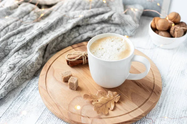 Witte Mok Met Cappuccino Gebreide Sjaal Bloemenslinger Houten Tafel Herfst — Stockfoto