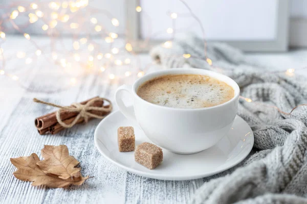 Witte Kop Met Koffie Gebreide Sjaal Bloemenslinger Houten Tafel Herfst — Stockfoto