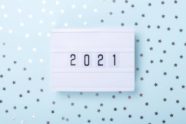 Işıkkutusu düzlüklerinde 2021 numara, mavi arkaplanda fotokopi alanı olan üst görünüm. Yeni yıl kutlaması. Mutlu yıllar 2021 kavramları - Görüntü
