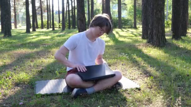 Jovem Está Sentado Grama Parque Com Seu Laptop Conceito Ensino — Vídeo de Stock