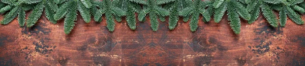 Weihnachten Hintergrund Mit Tannenzweigen Auf Holztisch Ansicht Von Oben Extralanges — Stockfoto