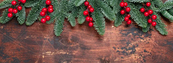 圣诞树背景 木桌上有冷杉树枝 顶部视图 横向横幅 复制空间 — 图库照片