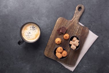 Bir fincan kahve, çeşitli tatlılar ve arkaplanda baharat. Üst Manzara. Boşluğu kopyala