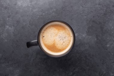 Koyu taştan arka planda bir fincan taze kahve. Üst Manzara. Metnin için alanı kopyala - Resim