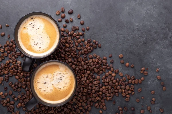 Tło Kawy Dwa Czarne Kubki Kawy Ziaren Kawy Ciemnym Tle — Zdjęcie stockowe