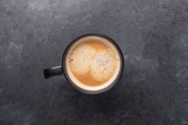 Koyu taştan arka planda bir fincan taze kahve. Üst Manzara. Metnin için alanı kopyala - Resim