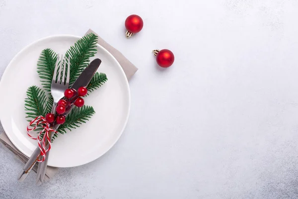 Ajuste Mesa Navidad Con Plato Blanco Vacío Bastones Caramelo Rama — Foto de Stock