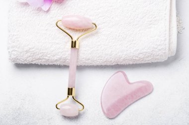 Gua Sha masaj aleti ve arka planda yüz silindiri. Yaş, kaldırma ve ton tedavisi - Görüntü