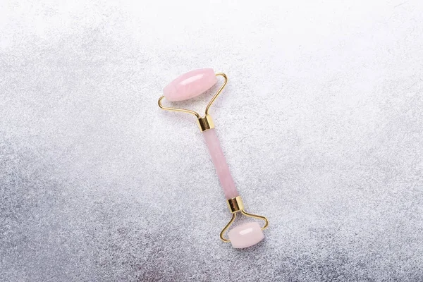 Rose Quartz Jade Roller Kamiennym Tle Narzędzie Masażu Pielęgnacji Twarzy — Zdjęcie stockowe