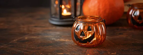 Halloween Dynia Głowa Jack Szklana Latarnia Dekoracja Halloween Drewnianym Tle — Zdjęcie stockowe