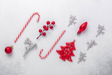 Arkaplanda kırmızı ve gümüş hediyeler olan Noel kompozisyonu. Xmas bayramı 2021 kutlaması. Düz konum, üst görünüm, kopyalama alanı - Resim