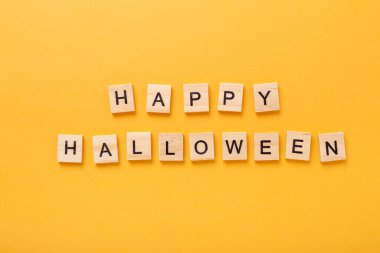 Sarı arkaplanda Mutlu Cadılar Bayramı mesajı at. Cadılar Bayramı konsepti Düz konum, üst görünüm, kopyalama alanı - Resim