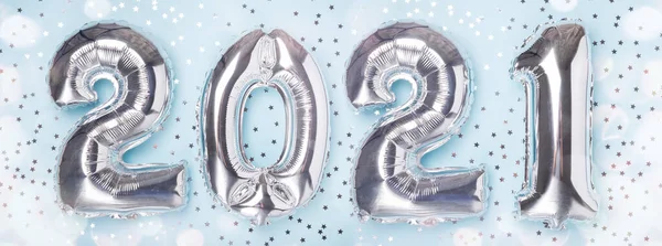 Balões de prata na forma de números 2021 sobre fundo azul. Celebração de Ano Novo. Feliz Ano Novo 2021 conceitos — Fotografia de Stock