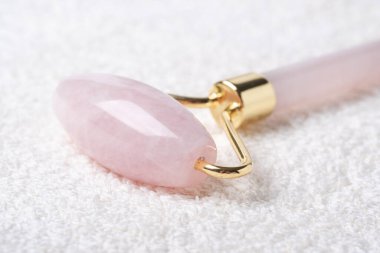 Havlu üzerinde gül kuvars yeşim taşının yakın çekimi. Evde yaş, kaldırma ve ton tedavisi - Görüntü