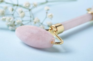 Mavi arka planda gül kuvars yeşim taşının yakın çekimi. Evde yaş, kaldırma ve ton tedavisi - Görüntü