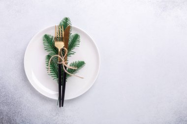 Altın hediyeler ve arka planda köknar ağacı dallarıyla süslenmiş lakonik Noel masası. Üst Manzara. Uzayı kopyala - Resim
