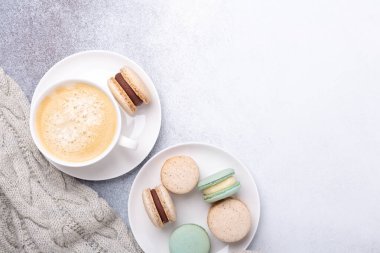 Bir fincan kahve, süveter ve taştan arka planda kurabiyeler. Uzayı kopyala Düz konum, üst görünüm - Görüntü