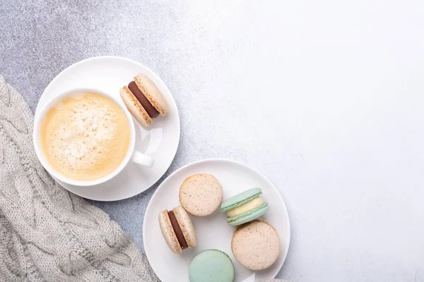 Bir fincan kahve, süveter ve taştan arka planda kurabiyeler. Uzayı kopyala Düz konum, üst görünüm - Görüntü