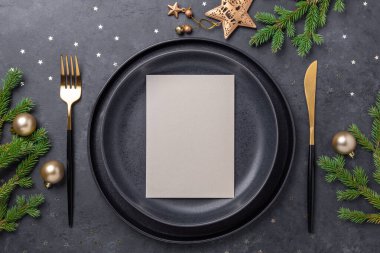 Noel sofrası. Metnin için siyah seramik levha, köknar ağacı dalı ve taş zemin üzerinde aksesuarlar. Altın Madalya - Resim