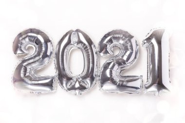 Mutlu yıllar 2021 sayıları ve bokeh etkisi. Beyaz arkaplanda gümüş balonlar - Görüntü