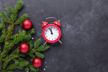 Köknar ağacı, çobanpüsküllü ve kırmızı alarmlı Noel pankartı koyu taştan arka planda. Üst Görünüm Kopyalama Boşluğu - Resim