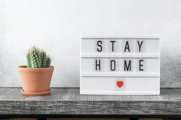 Leuchtkasten Mit Text Stay Home Und Kakteenpflanzen Auf Holztisch Bleiben — Stockfoto