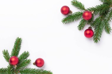 Minimum Noel kompozisyonu. Beyaz arka planda kırmızı noel topları olan firavun ağacı dalları. Üst Manzara. Uzayı kopyala - Resim