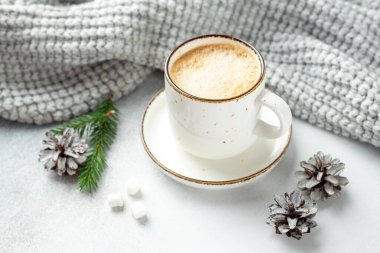 Bir fincan kahve, atkı ve çelenk. Sıcak sonbahar ya da kış kompozisyonu. İskandinav tarzı - Görüntü