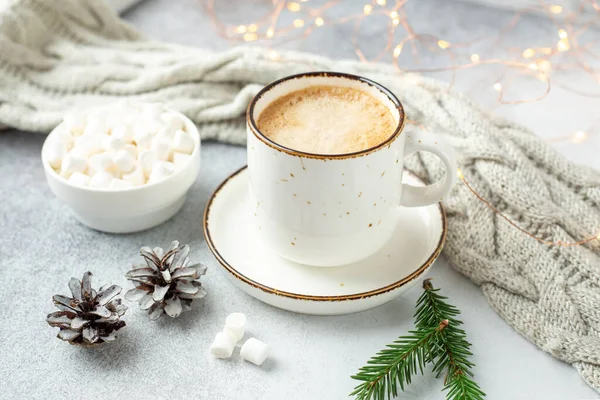 Una Taza Café Bufanda Guirnalda Acogedora Composición Otoño Invierno Estilo —  Fotos de Stock