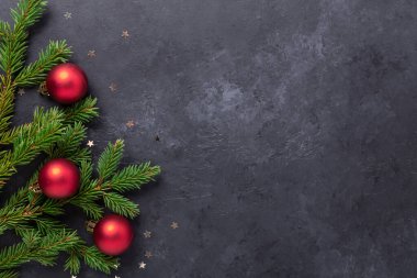 Noel arkaplanı köknar ağacı ve koyu taşlı kırmızı toplar. Üst Görünüm Kopyalama Boşluğu - Resim