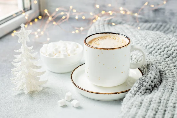 Bir Fincan Kahve Atkı Çelenk Samimi Noel Kompozisyonu Skandinav Tarzı — Stok fotoğraf