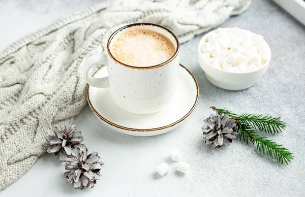 Wintercompositie Scandinavische Stijl Witte Beker Met Koffie Marshmallow Afbeelding — Stockfoto