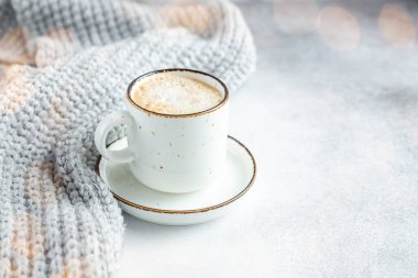 Bir fincan kahve, atkı ve çelenk. Sıcak sonbahar ya da kış kompozisyonu. İskandinav tarzı - Görüntü