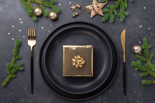 Christmas Table Setting Black Ceramic Plate Golden Gift Box Fir — Stock Photo, Image