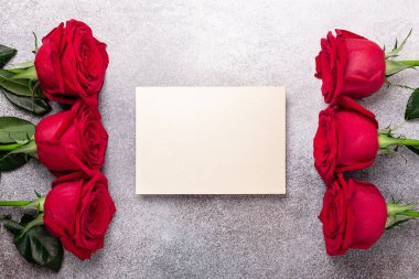 Üzerinde kırmızı gül çiçekleri olan Sevgililer Günü kartı. Sevgililer Günü modeli - Görüntü