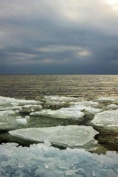 Baltské Moře Pláž Ledu Plovoucí Vodě Přes Přírodní Rám Dvě — Stock fotografie