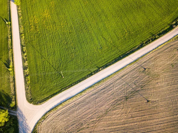 乡村村庄里一幅美丽的早春景色环绕的草地空中无人机照片 — 图库照片